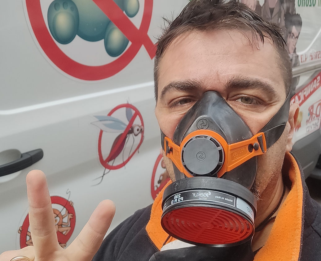 Tecnico DR Servizi durante sopralluogo per blatte