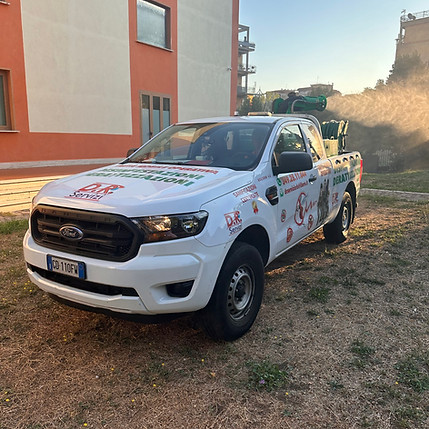 Tecnico DR Servizi durante disinfestazione blatte professionale